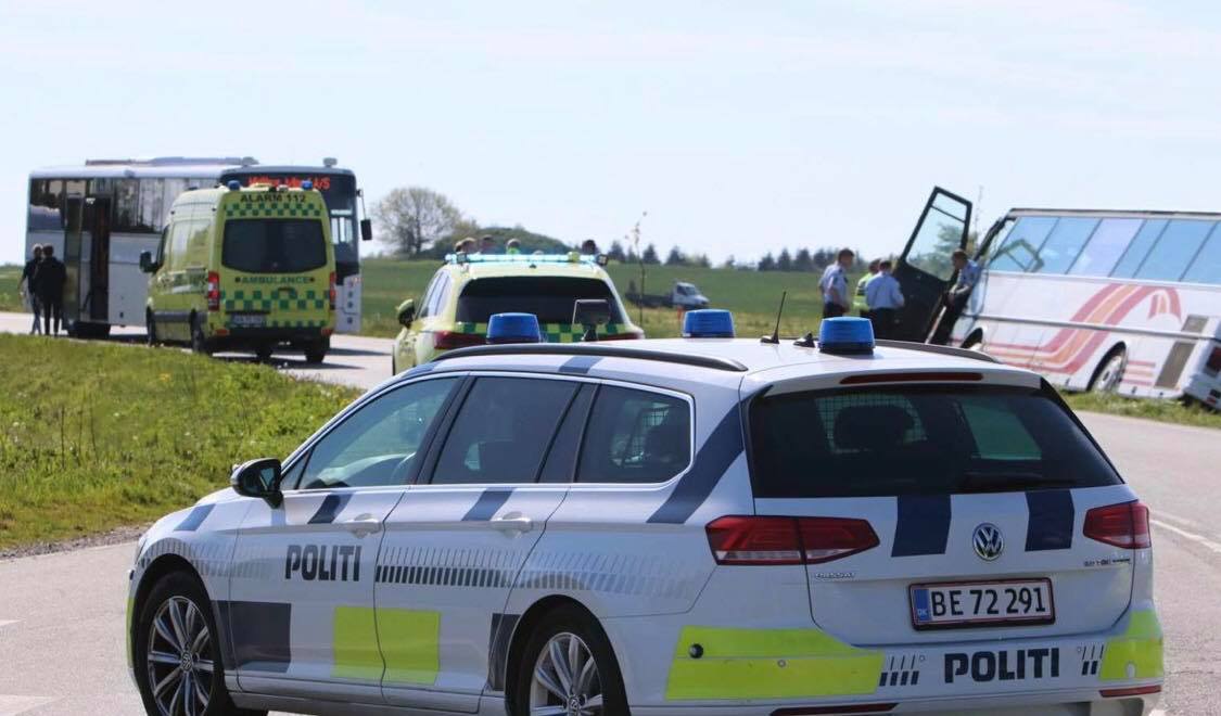 LIGE NU: Bus med efterskoleelever kørt i grøften