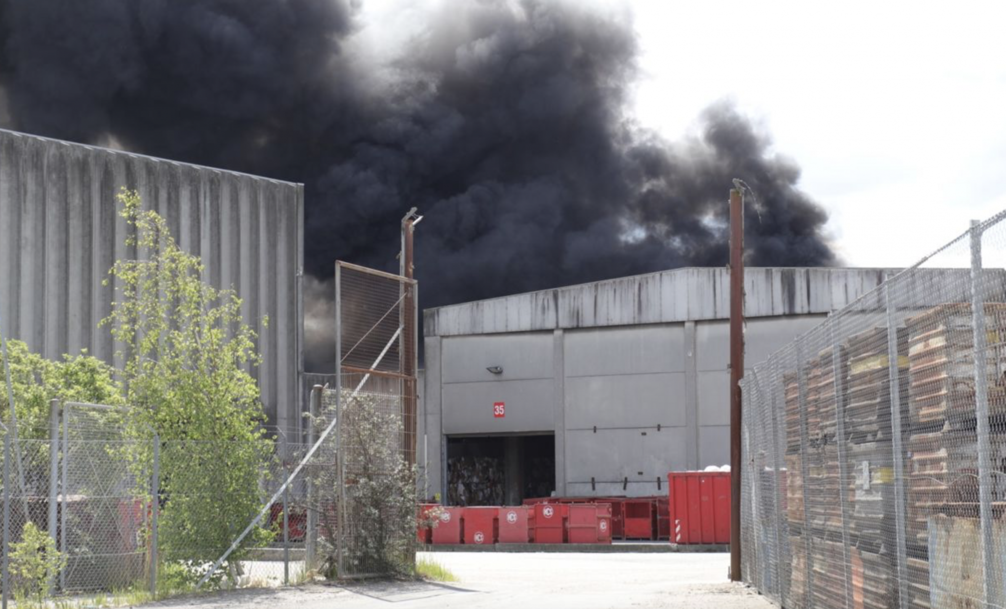 LIGE NU: Voldsom brand i industriområde