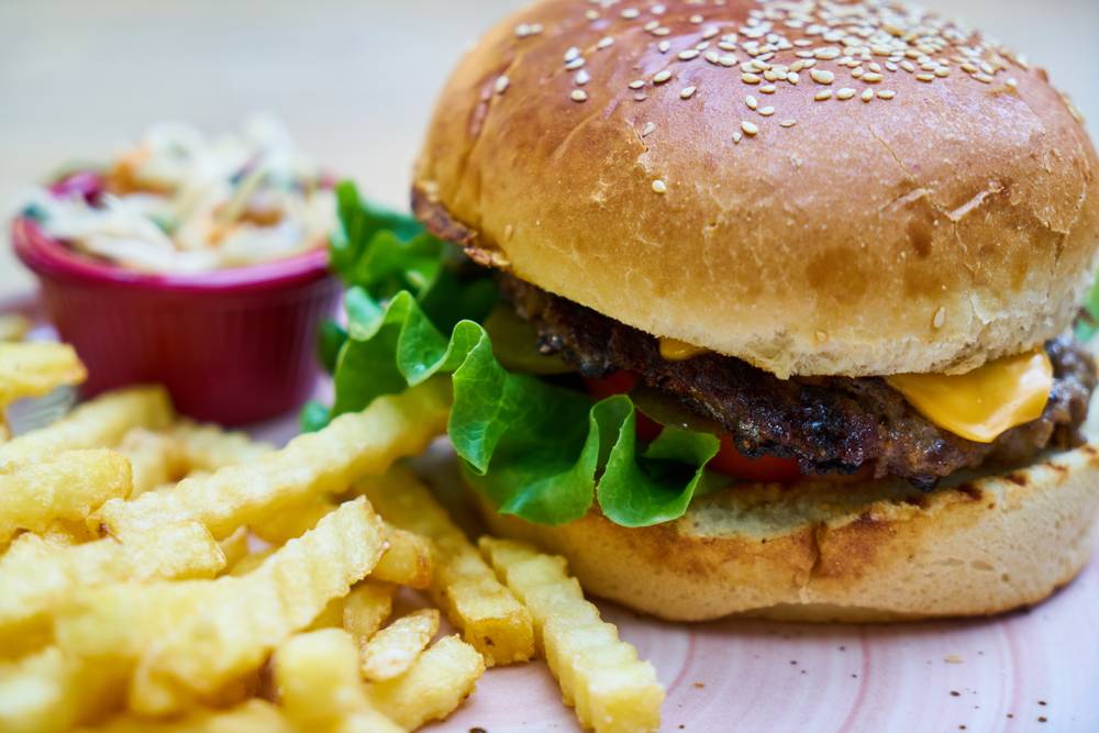 Fødevarestyrelsen: Kendt burgerbar får ''sur smiley'' - fandt hår, insekter og gammelt snavs