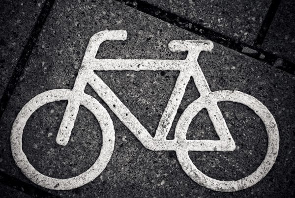 23-årig kvindelig cyklist ramt af personbil