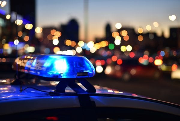 To personer er lige nu på hospitalet, efter et alvorligt sammenstød mellem to biler lørdag aften i Kvistgård i Nordsjælland