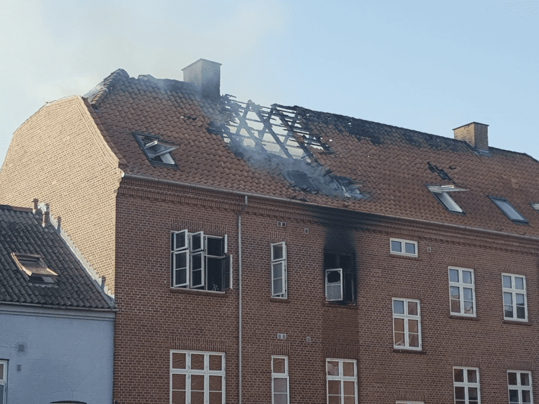 Voldsom Brand I Etageejendom - Flere Beboere Evakueret - Nyhed24.dk