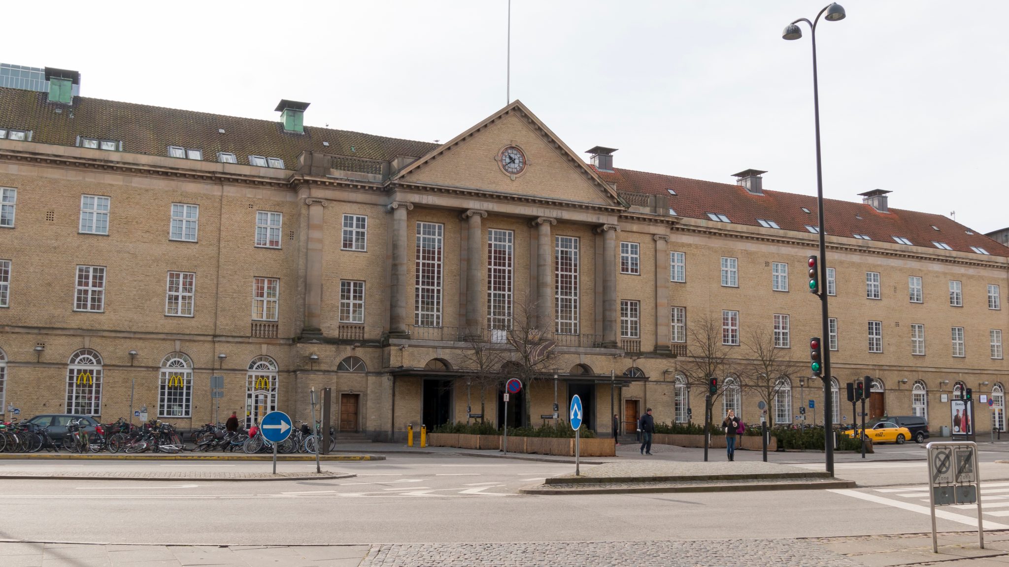 Alle tjekkes for at bære mundbind ved banegård