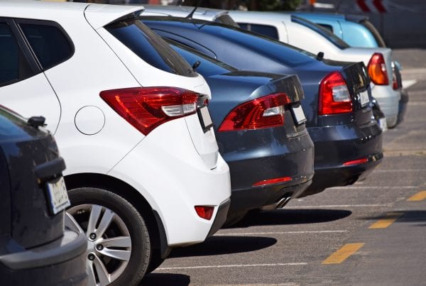 Vanvittigt: 23 biler udsat for indbrud på samme parkeringsplads - samme døgn