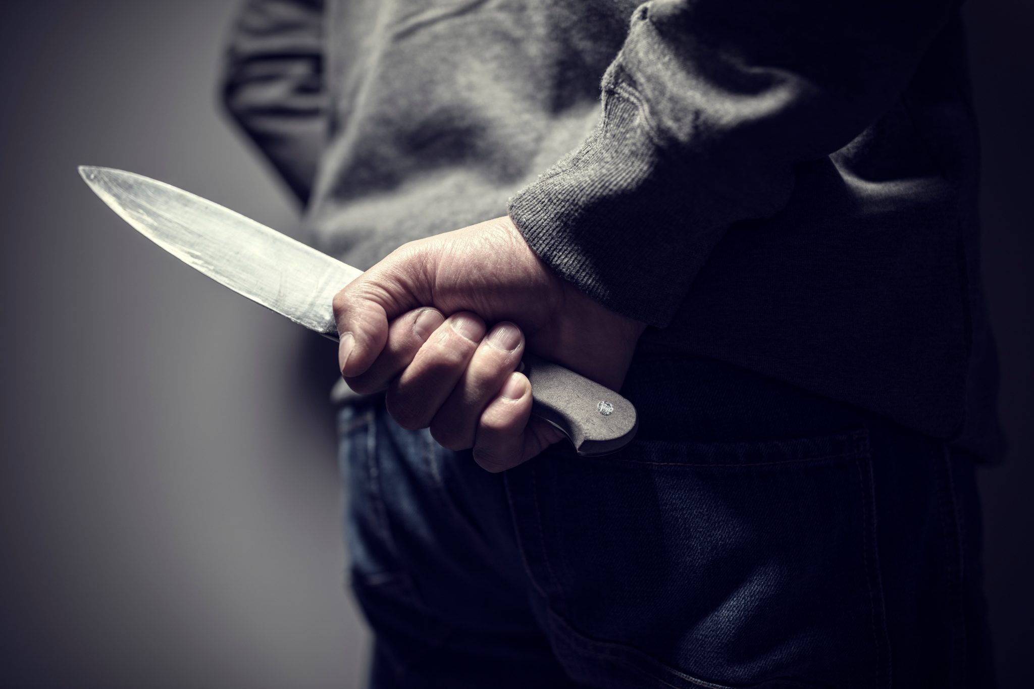 17-årig pige sigtet: Kastede knive efter mandlig ansat på bosted