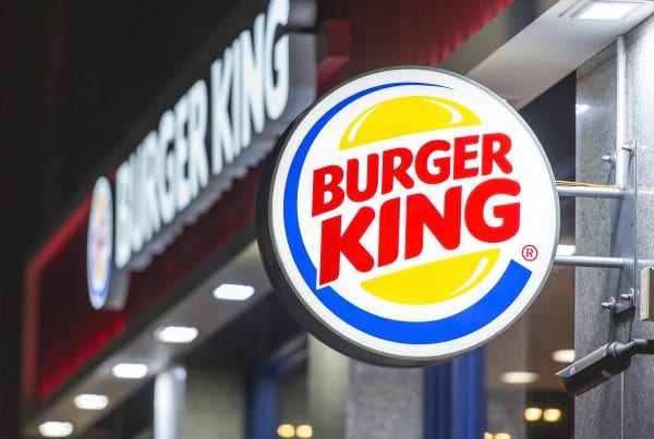 Smidt direkte i fængsel: Mand nægtede at bruge mundbind hos Burger King Politiet blev natten til søndag klokken 01.00 kaldt til Burger King på Banegårdspladsen i Aarhus, da en beruset mand ikke ville bruge mundbind - og efterfølgende ikke ville forlade stedet, oplyser Østjyllands Politi. Politiet forsøgte at overtale manden til at forlade stedet, men da han ikke var samarbejdsvillig, endte episoden med, at manden blev anholdt og måtte overnatte i detentionen, oplyser Østjyllands Politi.