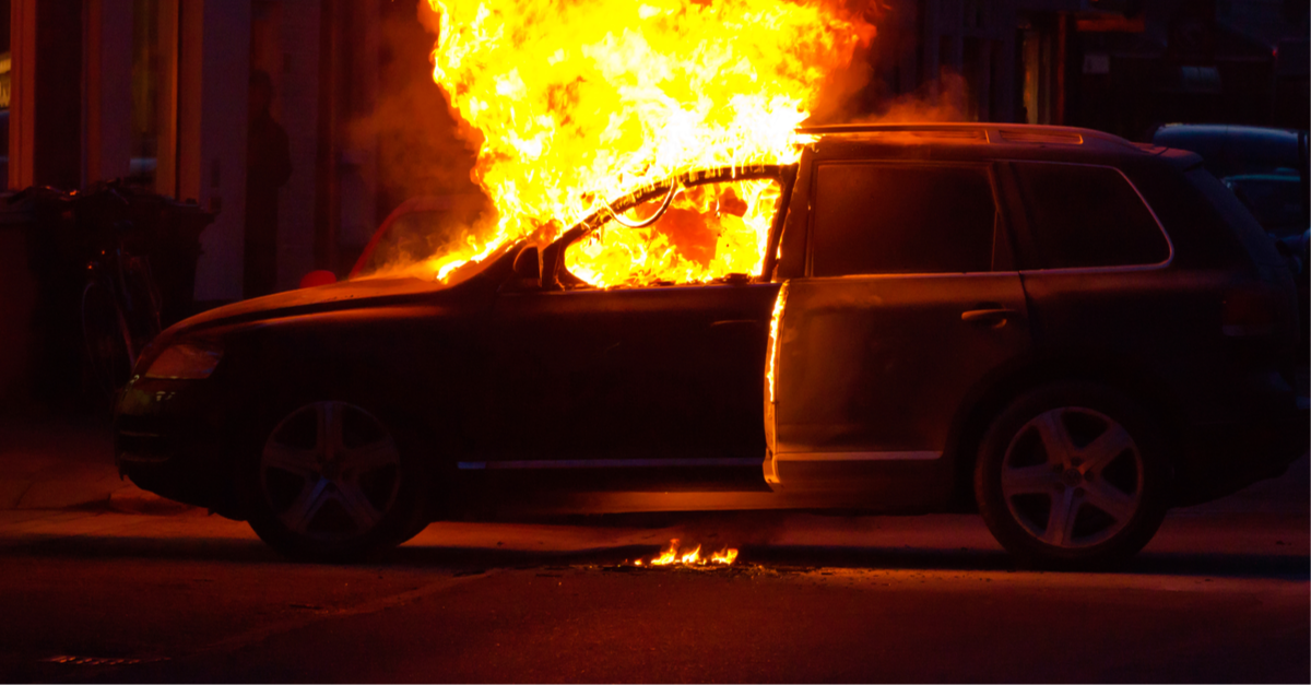 Påsat bilbrand i nat: Gerningsmand set løbe fra stedet
