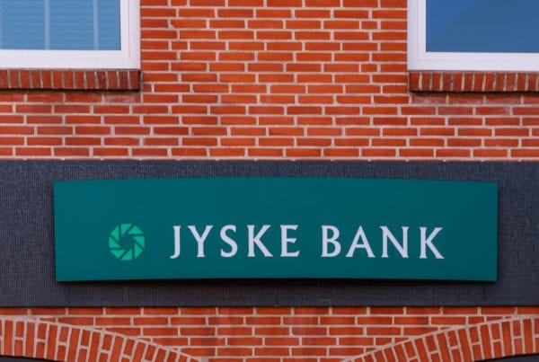 Tyve brød gennem mur og stajl flere lamper i bank