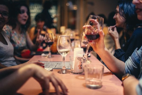 Flere vil trodse corona-opfordring: Booker bord på restauranter i andre kommuner