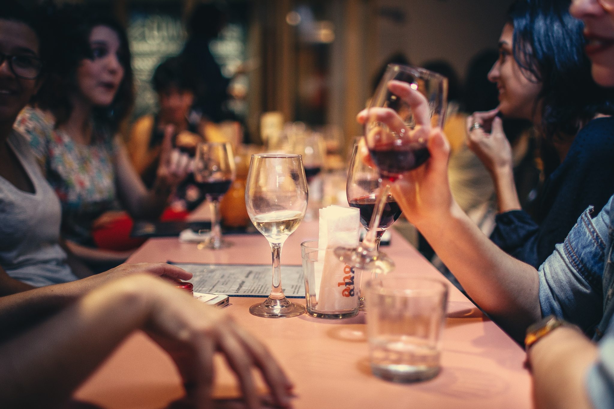 Flere vil trodse corona-opfordring: Booker bord på restauranter i andre kommuner