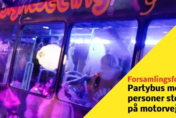 Partybus med 55 personer stoppet på motorvejen