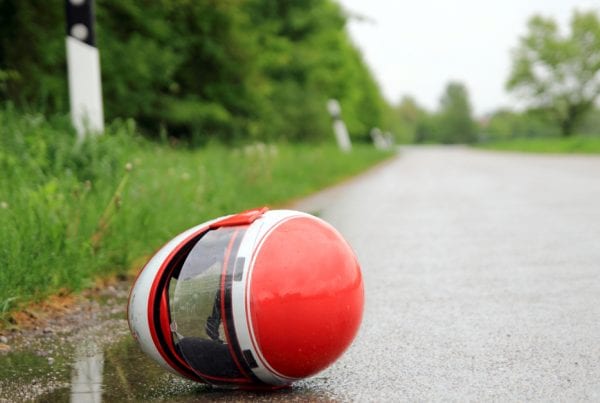 Motorcyklist i alvorlig soloulykke