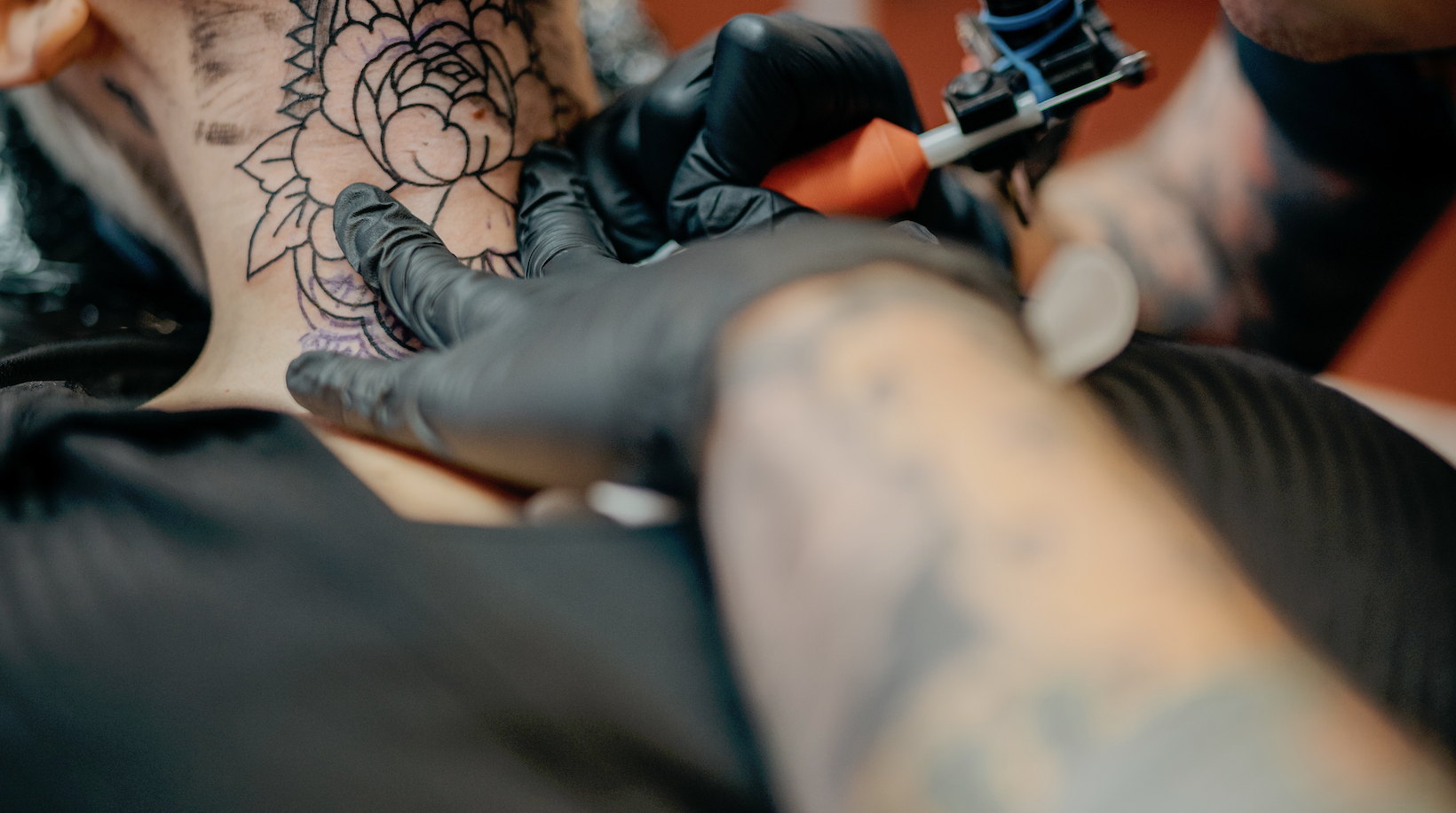 Stor aktion afslører 23 ulovlige tatovører