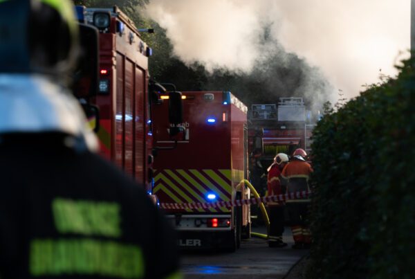 Unge mennesker løb væk fra brand: Politiet beder om hjælp