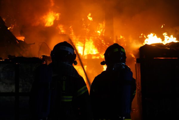 LIGE NU: Voldsom brand på gård - Brandvæsnet massivt til stede