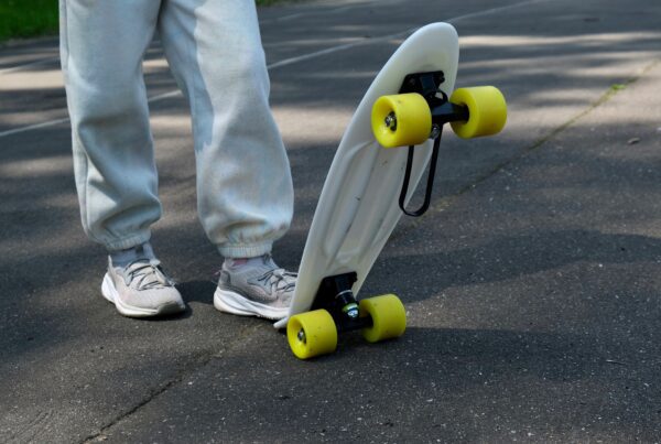 Teenager får stor bøde for at køre for stærkt på ulovligt skateboard