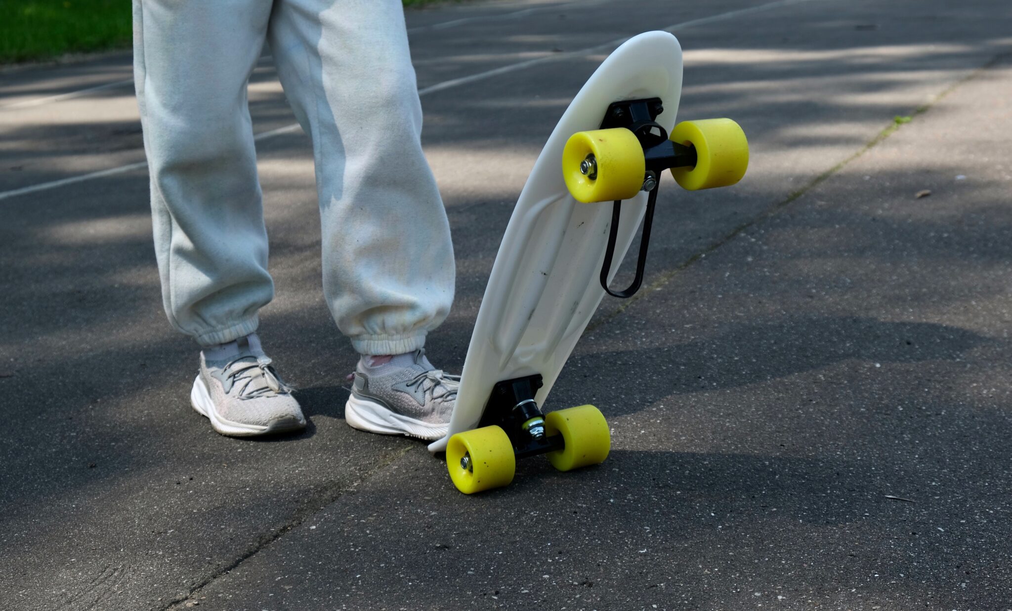 Teenager får stor bøde for at køre for stærkt på ulovligt skateboard