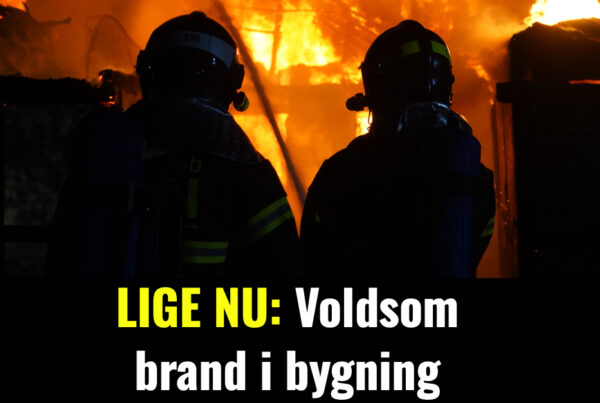 LIGE NU: Voldsom brand i bygning