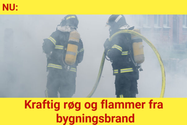 LIGE NU: Kraftig røg og flammer fra bygningsbrand