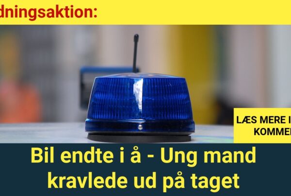 Redningsaktion: Bil endte i å - Ung mand kravlede ud på taget