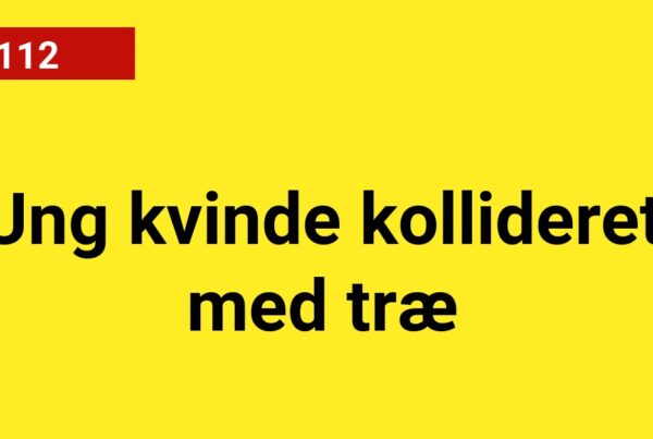 Ung kvinde kollideret med træ