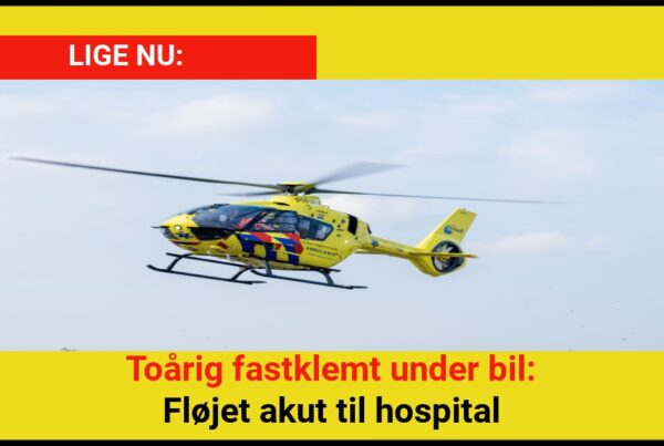 Toårig fastklemt under bil: Fløjet akut til hospital