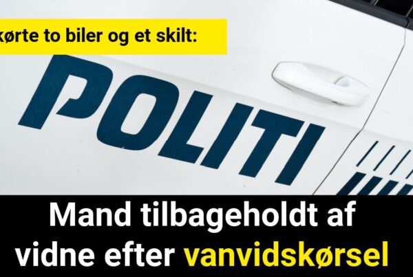 Påkørte to biler og et skilt