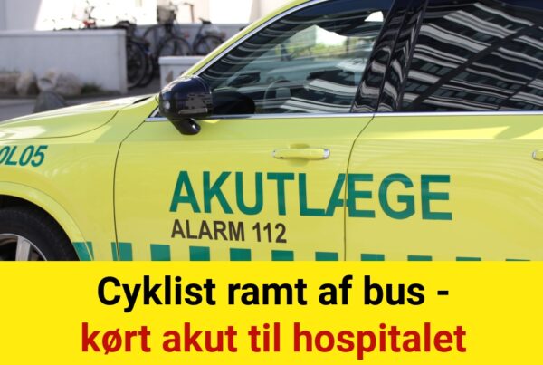 Cyklist ramt af bus - kørt akut til hospitalet