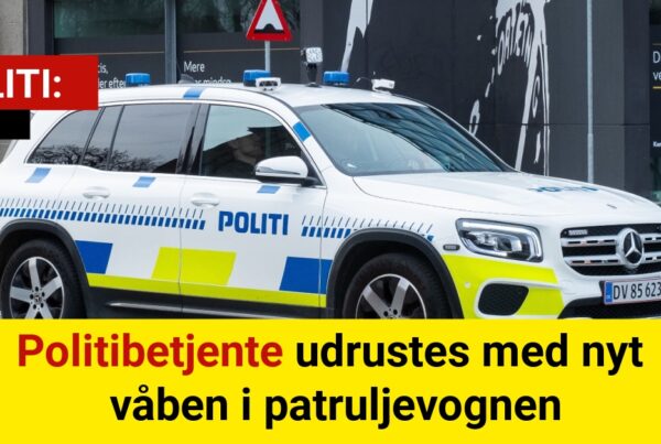 Politibetjente udrustes med nyt våben i patruljevognen