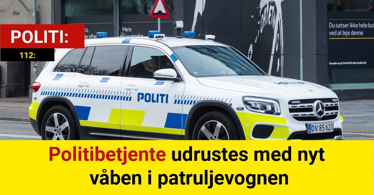 Politibetjente udrustes med nyt våben i patruljevognen