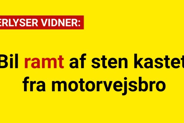 Bil ramt af sten kastet fra motorvejsbro