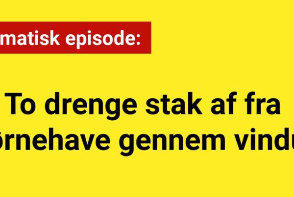 To drenge stak af fra børnehave gennem vindue