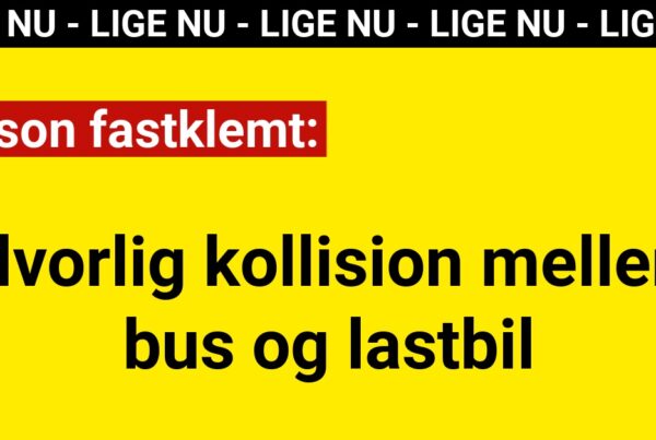 Person fastklemt efter alvorlig kollision mellem bus og lastbil