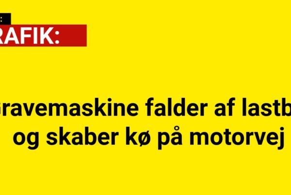 Gravemaskine falder af lastbil og skaber kø på motorvej