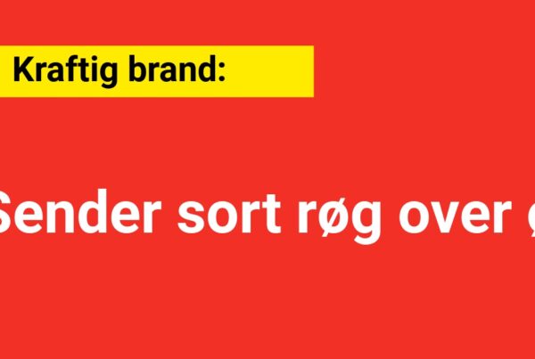 Kraftig brand: Sender sort røg over ø