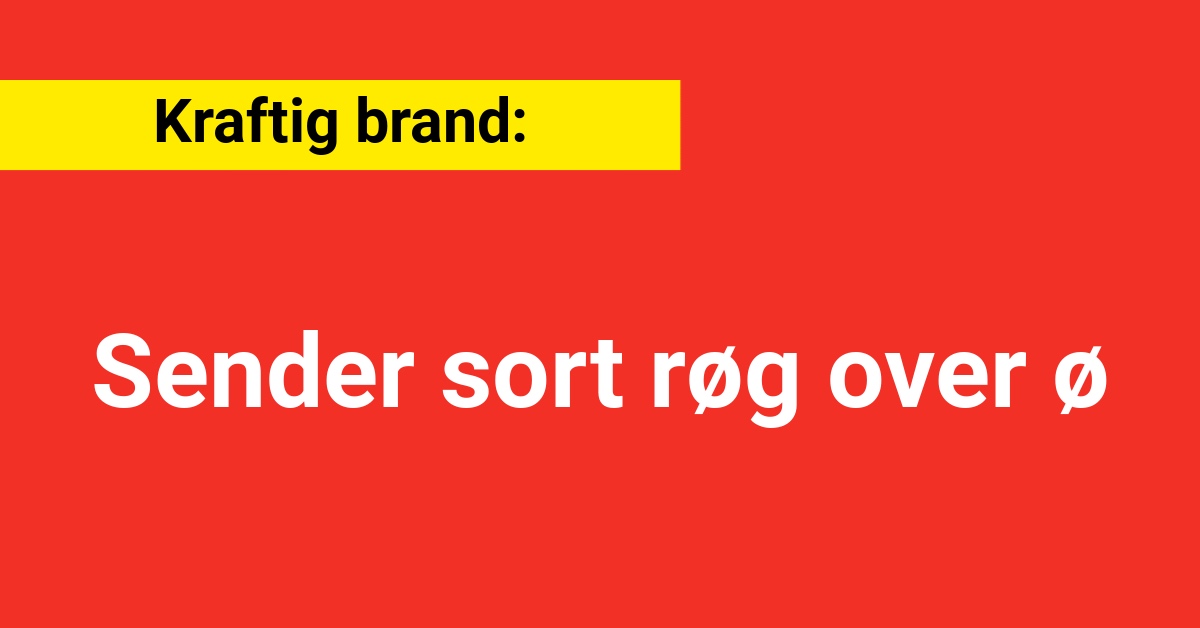 Kraftig brand: Sender sort røg over ø