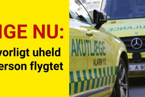 Bil i flammer efter alvorlig ulykke: En Person flygtet fra stedet