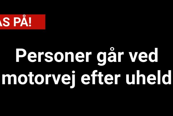 PAS PÅ! Personer går ved motorvej efter uheld