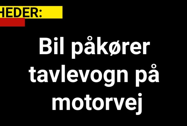 Bil påkører tavlevogn på motorvej