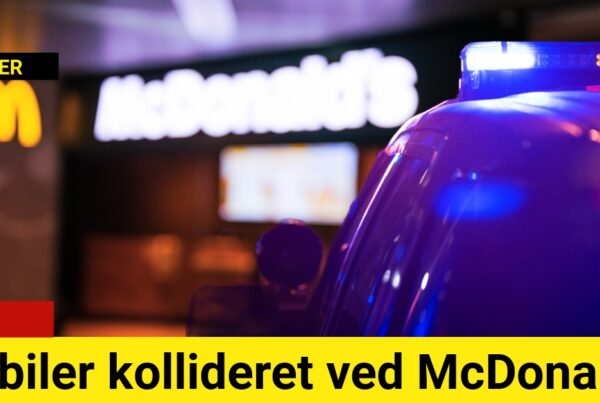 To biler kollideret ved McDonald's