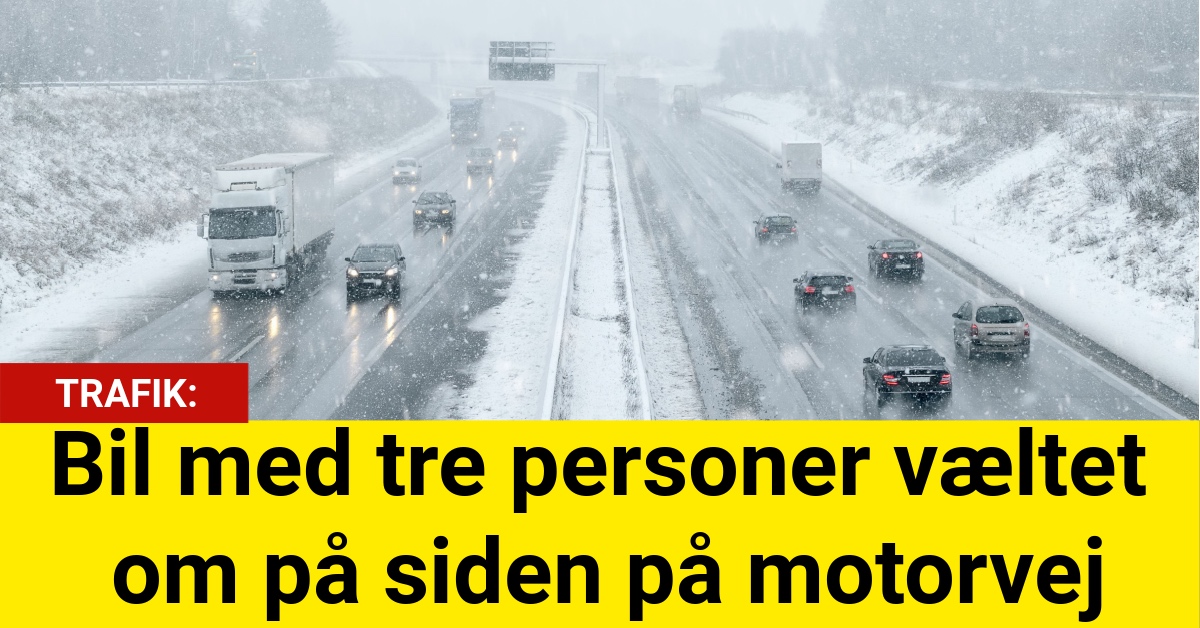 Bil med tre personer væltet om på siden på motorvej