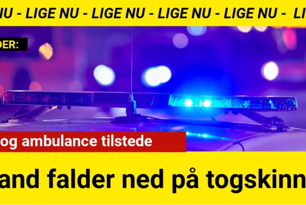 Mand falder ned på togskinner