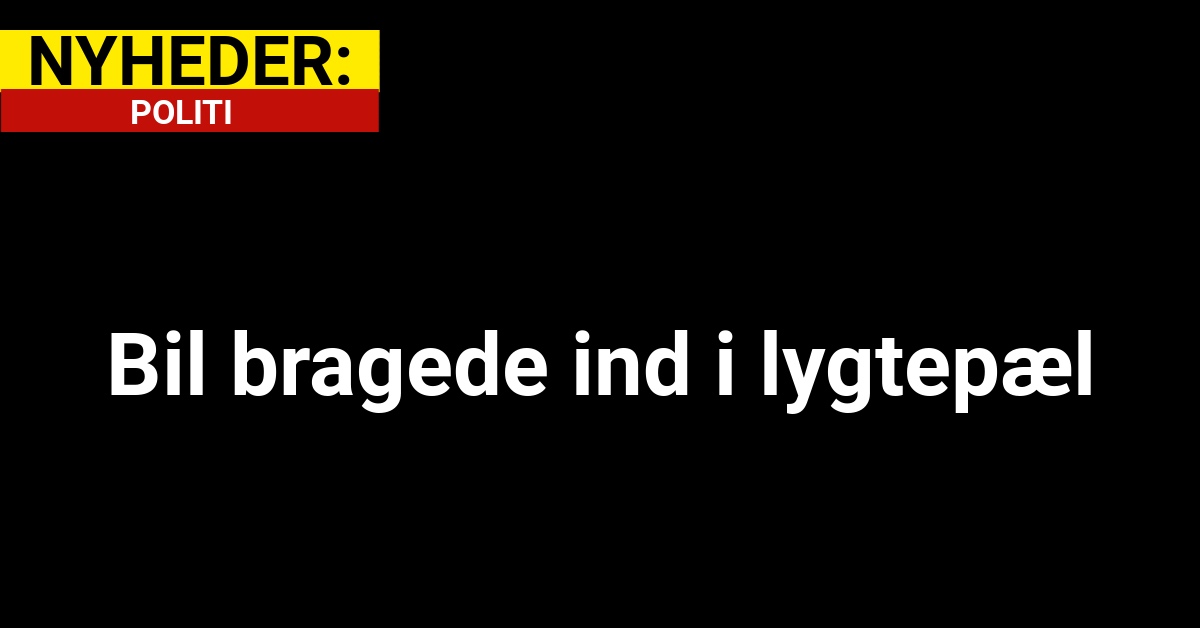 Bil bragede ind i lygtepæl