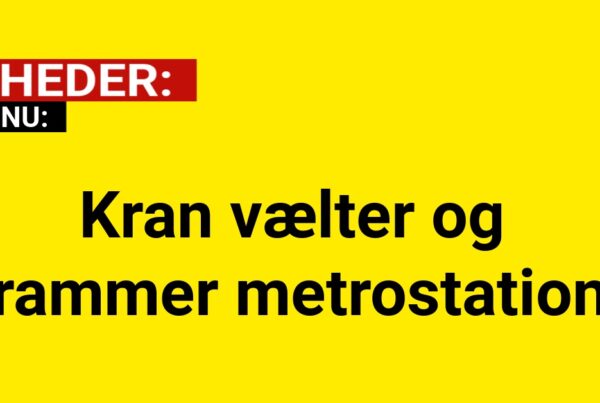 LIGE NU: Kran vælter og rammer metrostation