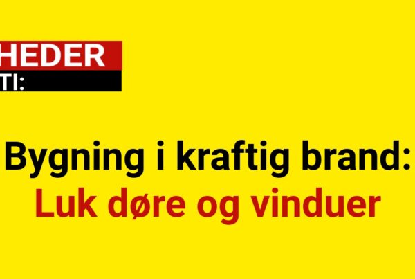 Bygning i kraftig brand: Luk døre og vinduer