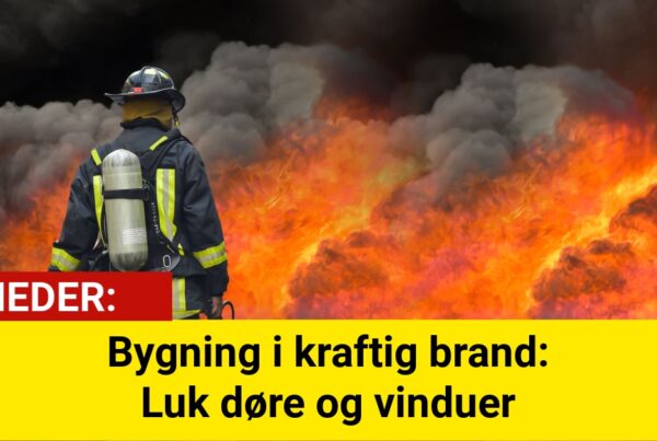 Bygning i kraftig brand: Luk døre og vinduer