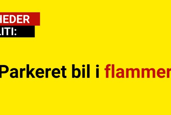 Parkeret bil i flammer