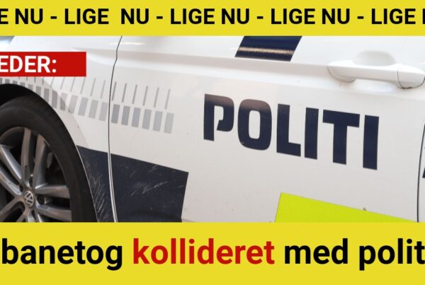 LIGE NU: Letbanetog kollideret med politibil