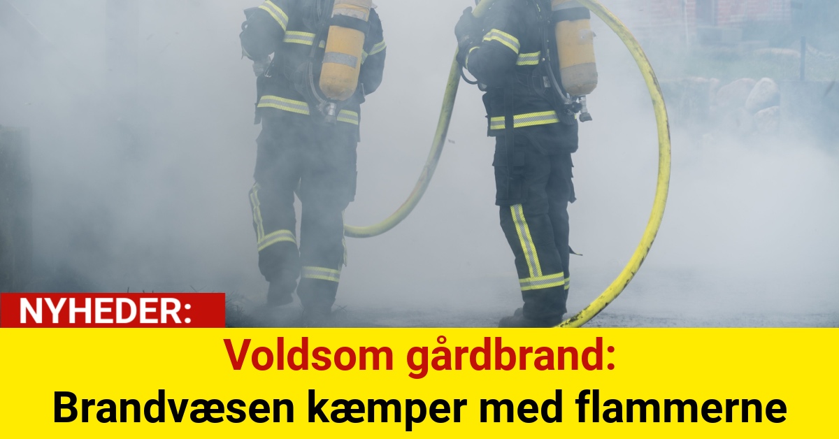 Voldsom gårdbrand: Brandvæsen kæmper med flammerne