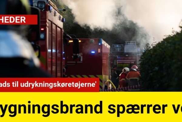 Bygningsbrand spærrer vej: 'Giv plads til udrykningskøretøjerne'